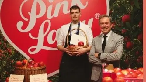 Aaron Melero de Gente Rara, ganador del Concurso al mejor bocado con Pink Lady