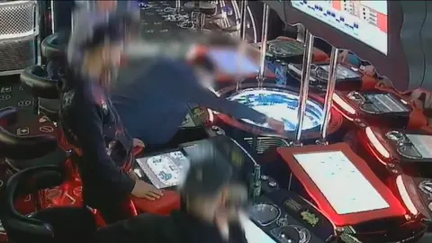 Uno de los detenidos manipulando presuntamente la ruleta - Foto Policía Nacional