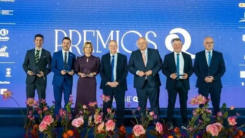 PremiosQ 25 con presidente ICTES y ministro de Turismo