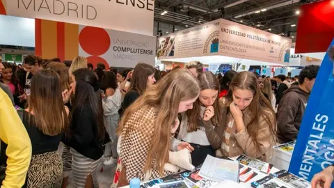 Jóvenes visitando la Semana de la Educación - Foto Ifema Madrid