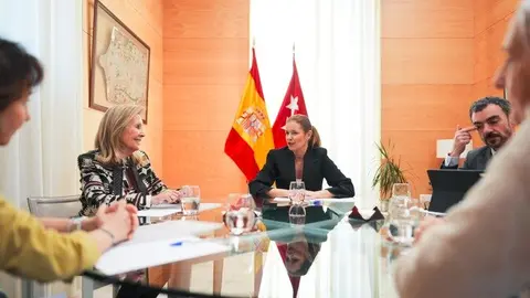 Ana Dávila, con el equipo directivo de la Asociación Española de Esclerosis Lateral Amiotrófica (adELA) - Foto Comunidad de Madrid