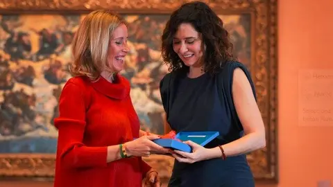 Díaz Ayuso entregando uno de los premios Madrid Open Cities Awards al Ayuntamiento de Alcobendas  - Foto Comunidad de Madrid