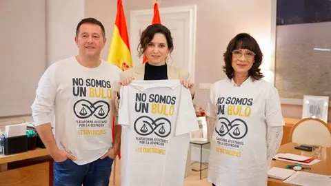 Isabel Díaz Ayuso con representantes de la  Plataforma de Afectados por la Ocupación y la  Inquiocupación - Foto Comunidad de Madrid