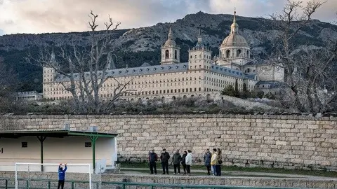 40.584320, -4.145767
Campo de futbol U.D. San Lorenzo en invierno. Hora del entrenamiento de los adolescentes tanto masculinos como femeninos. Al fondo el Real Monasterio de San Lorenzo de El Escorial y la montaña del Abantos.