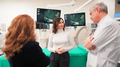 Isabel Díaz Ayuso durante su visita en el Hospital Puerta de Hierro - Foto Comunidad de Madrid