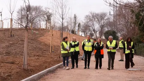 La delegada de Obras y Equipamientos, Paloma García Romero en su visita al Parque Lineal Manolito Gafotas - Foto Ayuntamiento de Madrid