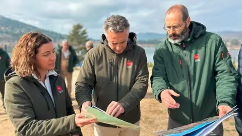 El consejero Carlos Novillo, visitando la zona restaurada de la dehesa de La Golondrina - Foto Comunidad de Madrid