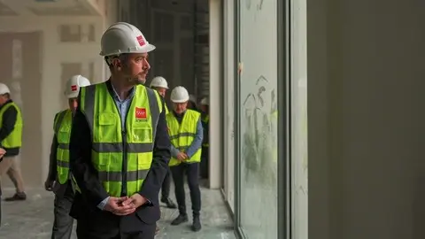 El consejero García Martín ha constatado la evolución de las obras del nuevo centro cultural en Torrejón de Ardoz - Foto Comunidad de Madrid