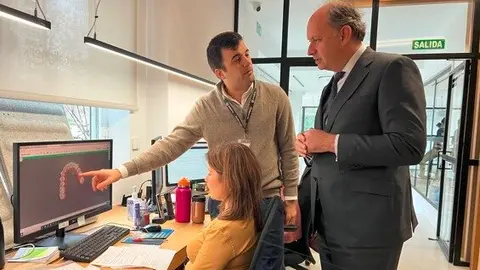 El consejero de Digitalización, Miguel López-Valverde, en la sede de Secret Aligner - Foto Comunidad de Madrid