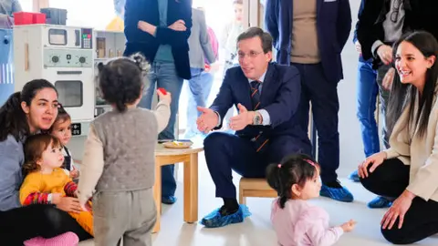 Almeida en la visita a la nueva Escuela Infantil Municipal María Moliner - Foto Ayuntamiento Madrid