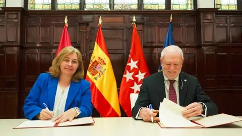 La vicealcaldesa de Madrid y delegada de Seguridad y Emergencias, Inma Sanz, con el director general de la Fundación Mapfre, Julio Domingo - Foto Ayuntamiento de Madrid