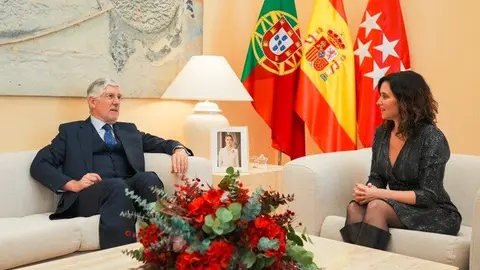 Isabel Díaz Ayuso con el embajador de Portugal en España, João Mira-Gomes - Foto Comunidad de Madrid