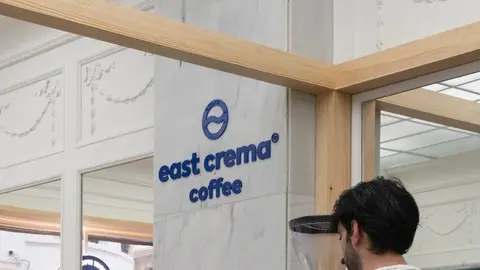 El café y la moda se fusionan en MBFWMadrid con la pop-up de East Crema Coffee y Oatly