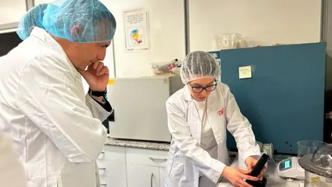 El consejero Novillo en su visita  a la fábrica de Codan - Foto Comunidad de Madrid