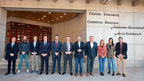 Los consejeros García Martín y De Paco Serrano en la presentación de esta  publicación en el Centro Comarcal de Humanidades Sierra Norte de La Cabrera - Foto Comunidad de Madrid