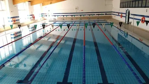 Precinto preventivo de la piscina cubierta del Polideportivo El Val en Alcalá de Henares por presencia de bacterias TIVO