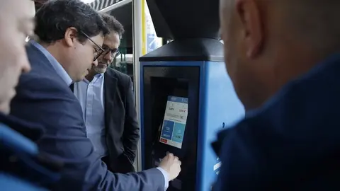 Nuevos tótems de venta de billetes en la línea Exprés Aeropuerto de EMT Madrid - Ayuntamiento de Madrid