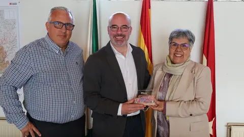 El delegado del Gobierno se reune con Marisol Herreño alcaldesa de Robregordo