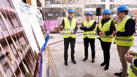 La vicealcaldesa de Madrid, Inma Sanz, durante la visita a la promoción Iberia Loreto 1 de la EMVS Madrid