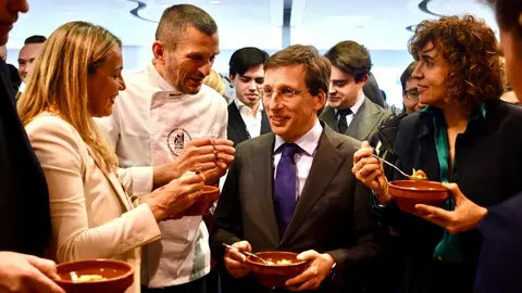 José Luis Martínez-Almeida y Almudena Maíllo, han participado hoy en Bruselas en un acto de promoción del cocido madrileño