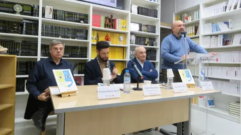 Enrique Gallud Jardiel (coeditor), Daniel Migueláñez, José María Torrijos (coeditor) y Basilio Rodríguez Cañada - José Belló