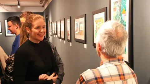La consejera Dávila, durante su visita a la exposición Tintas 4 - Foto Comunidad de Madrid