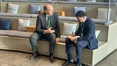 Miguel López-Valverde con Murtaza Bukhari, gerente de asociaciones estratégicas de Samsung Health - Comunidad de Madrid