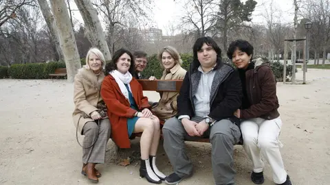 Madrid homenajea a figuras de la cultura y la comunicación con placas en bancos del Retiro