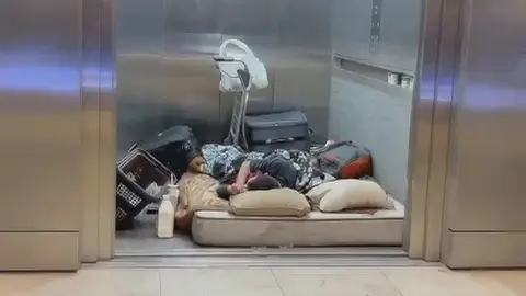 El aeropuerto de Barajas se ha convertido en refugio improvisado para cerca de 500 sintecho