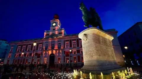 Real Casa de Correos, iluminada de naranja en memoria de los niños israelíes Ariel y Kfir Bibas - Foto Comunidad de Madrid