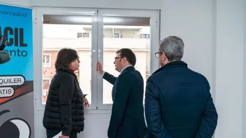 El delegado de Políticas de Vivienda y presidente de EMVS Madrid, Álvaro González, en su visita a una de las 14 nuevas viviendas incorporadas al Programa ReViVa - Foto Ayuntamiento Madrid