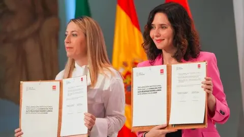 Isabel Díaz Ayuso y María Guardiola en la firma del protocolo de cooperación - Foto Comunidad de Madrid