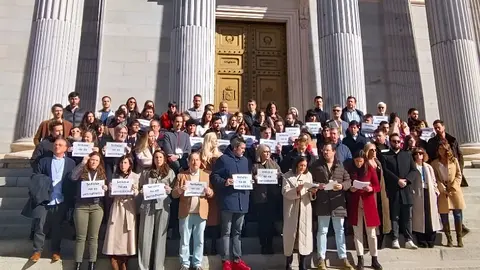 Los informadores que se concentraron este mi&eacute;rcoles frente al Congreso | Foto de la APP
