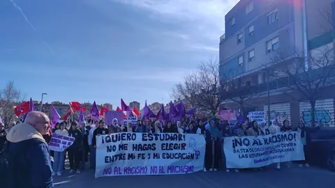 Estudiantes de Parla se manifiestan por el libre uso del hiyab en los institutos  - Sindicato de Estudiantes de Madrid (X)