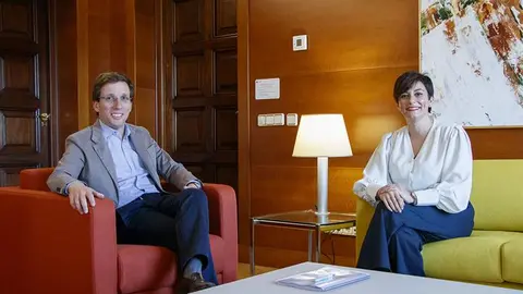 El alcalde de Madrid (izquierda) y la ministra de Vivienda durante una reunión | Foto de Ayuntamiento de Madrid