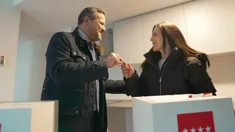 El consejero Rodrigo ha  visitado hoy, junto a sus inquilinos, la urbanización en Alcalá de Henares - Foto Comunidad de Madrid