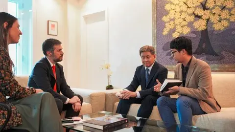 El consejero García Martín y Lim Soosuk durante el  encuentro institucional - Foto Constitucional
