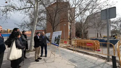 El delegado de Políticas de Vivienda, Álvaro González, durante su visita a las obras de renovación integral que el Plan Regenera Madrid está llevando a cabo en el entorno del CEIP Sagunto, en Villaverde