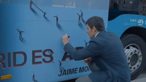 Jaime Monge firmando su proyecto