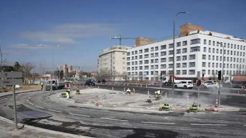 Nueva glorieta semaforizada en la avenida de los Poblados para mejorar el acceso al Paseo del Suroeste - Servimedia