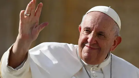 El Papa Francisco, saludando a los feligreses en una de sus comparecencias | Foto de la Santa Sede