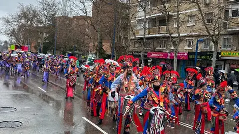 La lluvia desafía a 2.500 personas y 16 carrozas en el desfile de carnaval de Leganés