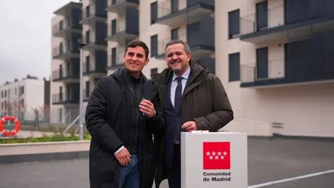 El consejero Rodrigo ha visitado hoy la promoción en Alcorcón - Foto Comunidad de Madrid