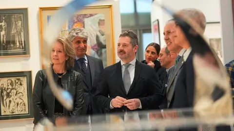 Mariano de Paco Serrano, durante su visita  visitado al VIII Salón de Arte Moderno de Madrid - Foto Comunidad de Madrid