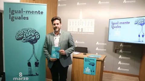 El concejal de Igualdad, Santiago Alonso, en la presentación de las actividades programadas para el 8M - Ayuntamiento Alcalá de Henares