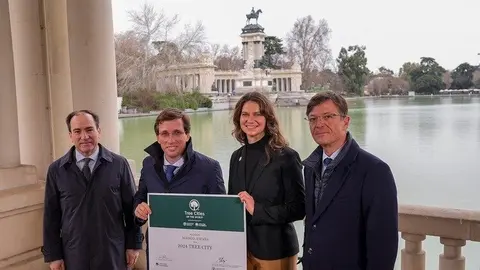 Martinez Almeida Carabante Martinez Paramo y Plitt durante la entrega del reconocimiento