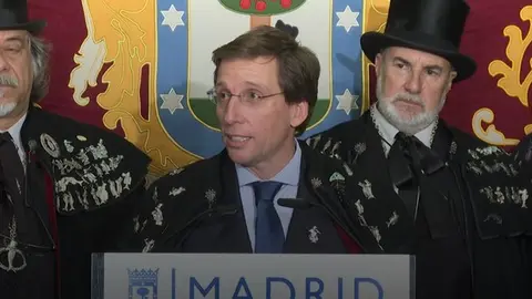 El alcalde José Luis Martínez-Almeida homenajea al Madrid de siempre en la despedida del carnaval con la Alegre Cofradía del Entierro de la Sardina 