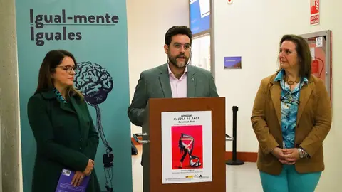 El concejal de Igualdad, Santiago Alonso, y la concejala de Educación, Lola López, inauguraron la exposición junto a Adriana Mosquera Soto Nani