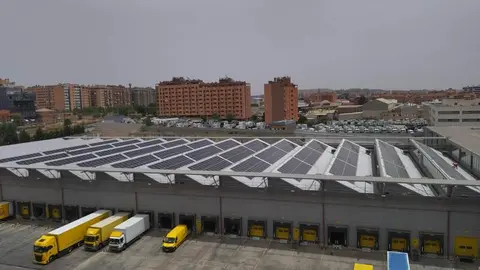 Correos apuesta por la eficiencia energética y la energía fotovoltaica en sus centros logísticos