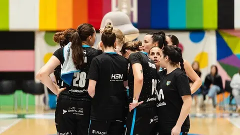 Women in black - Movistar Estudiantes (Flickr)